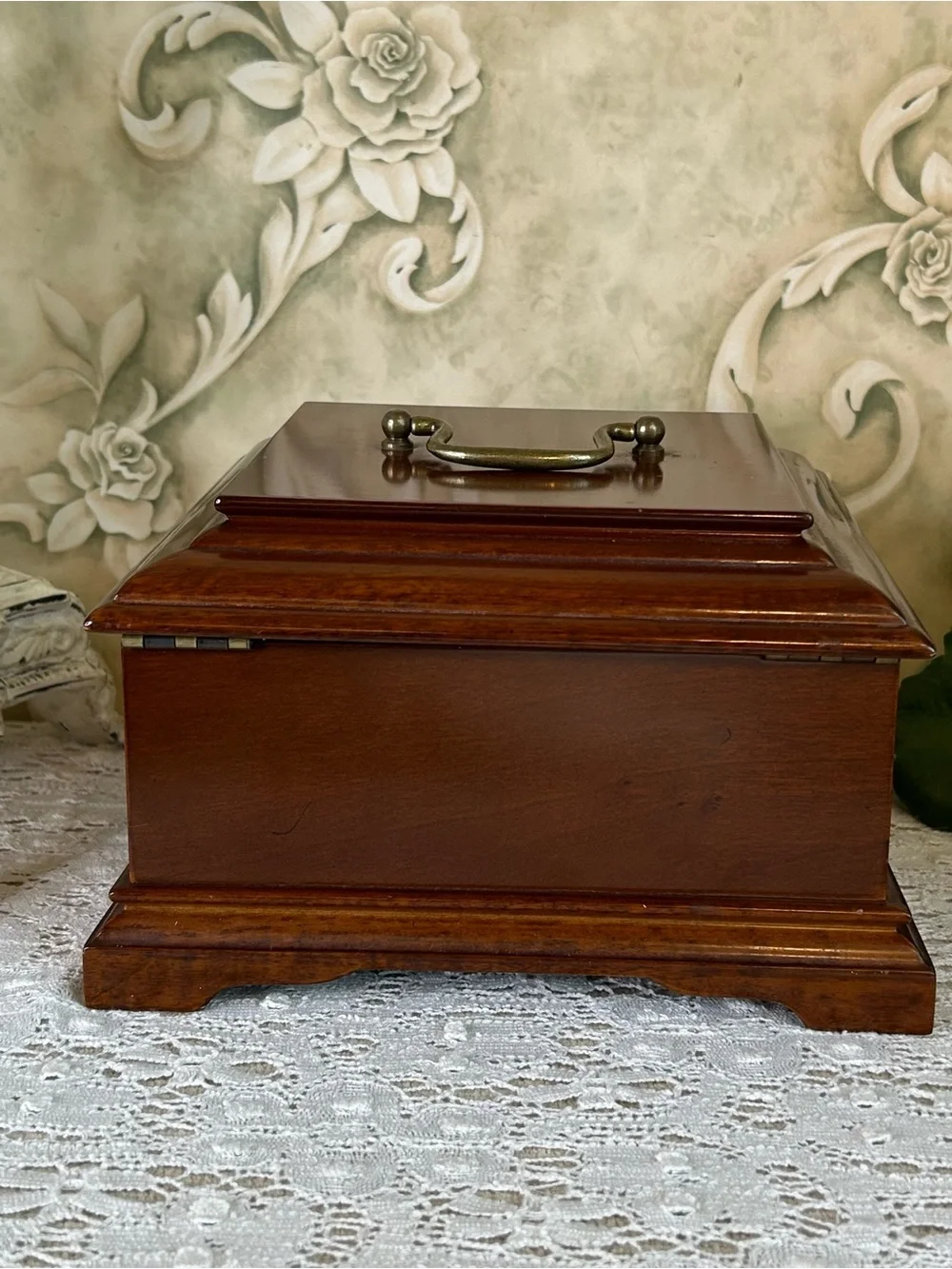 Bombay Jewelry Box locking with key, green velvet, removable tray ring holder